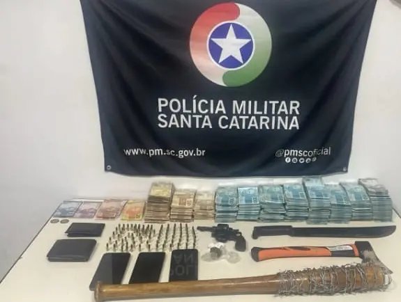 Casal é flagrado com quase meio milhão, drogas e armas em Gaspar