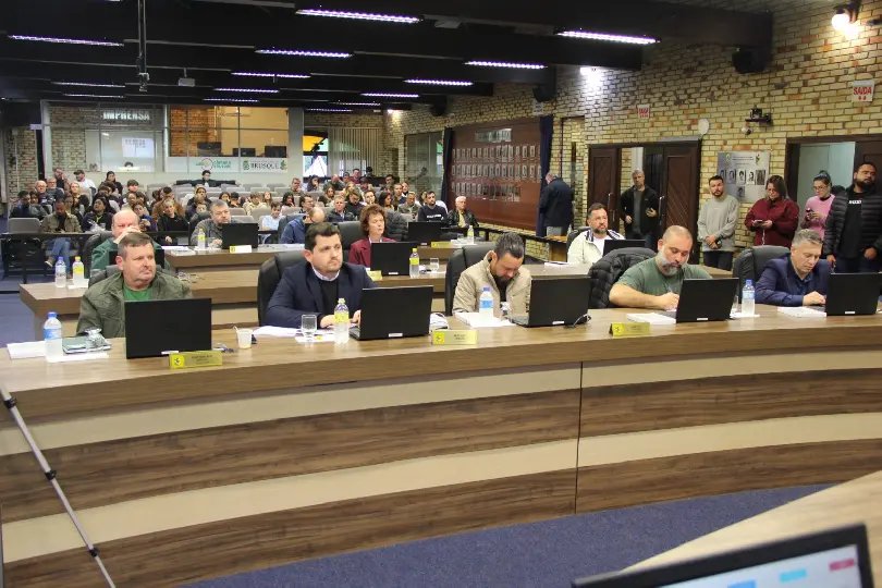 (VÍDEO) Vereador propõe laboratório de ciências e intérprete de libras nas sessões 