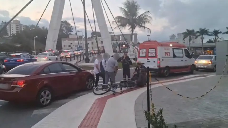 (VÍDEO) Acidente em frente ao Augusto Bauer deixa ciclista ferido