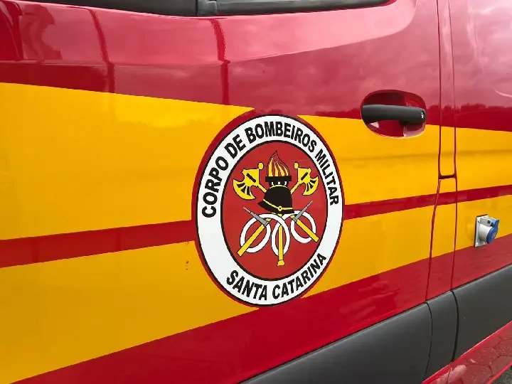 Motociclista sofre fraturas após colisão com carro, no Centro ll