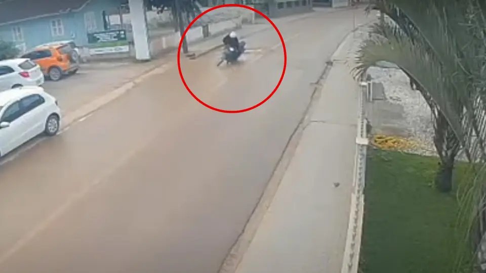 (VÍDEO) Obra do Samae causa acidente no Dom Joaquim
