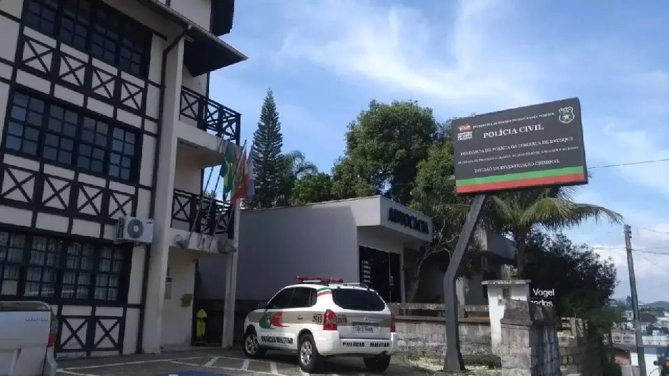 Homem com mandado de prisão por homicídio é preso em Brusque