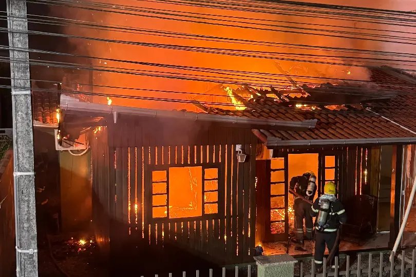 Morador fica ferido e animais são resgatados durante incêndio em residência