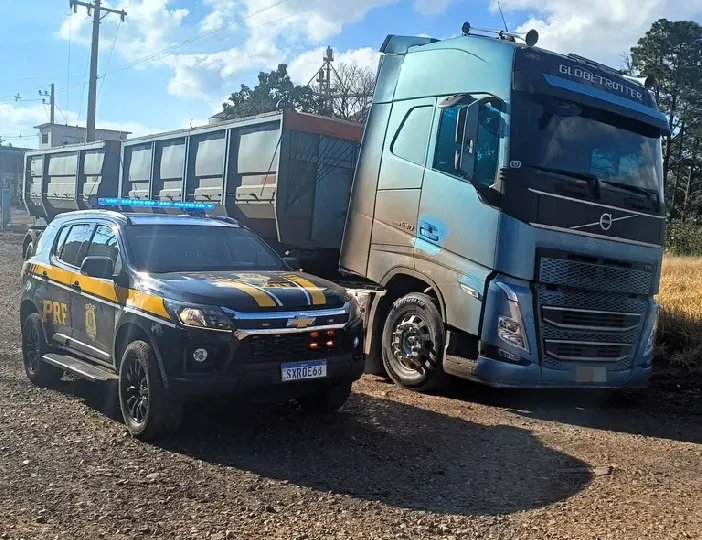 PRF encontra arma e rebite em caminhão com excesso de peso em SC