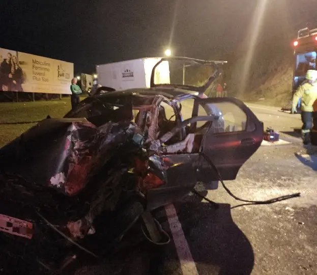 (VÍDEO) Grave colisão entre carro, caminhão e moto deixa três feridos em Brusque