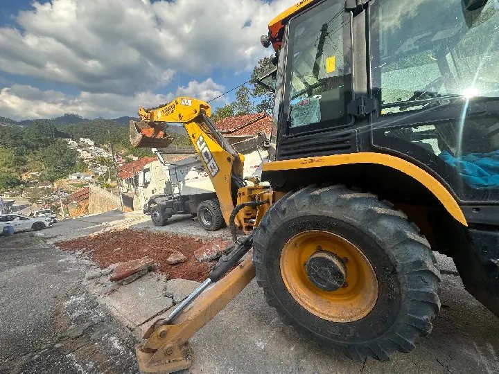 Rua íngreme na Primeiro de Maio passa por obra de concretagem