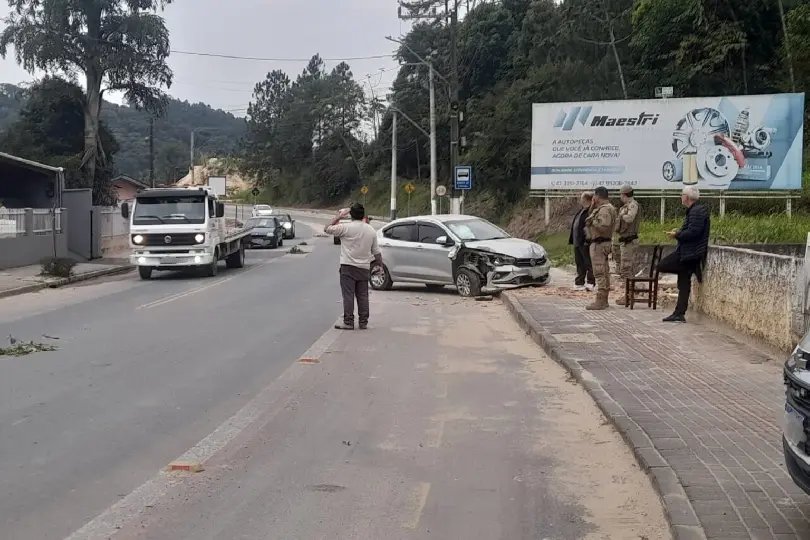 Carro colide contra muro e causa danos materiais em Guabiruba
