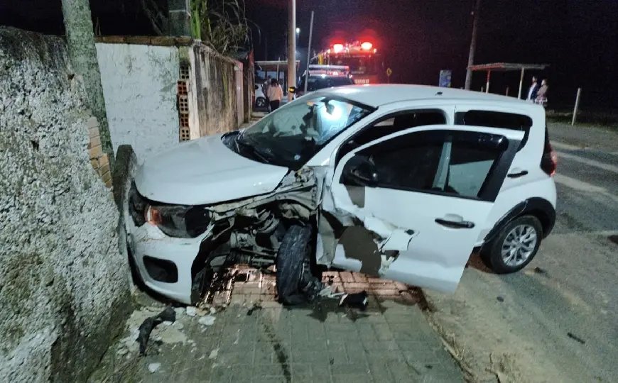 Mulher fica ferida após carro colidir contra muro