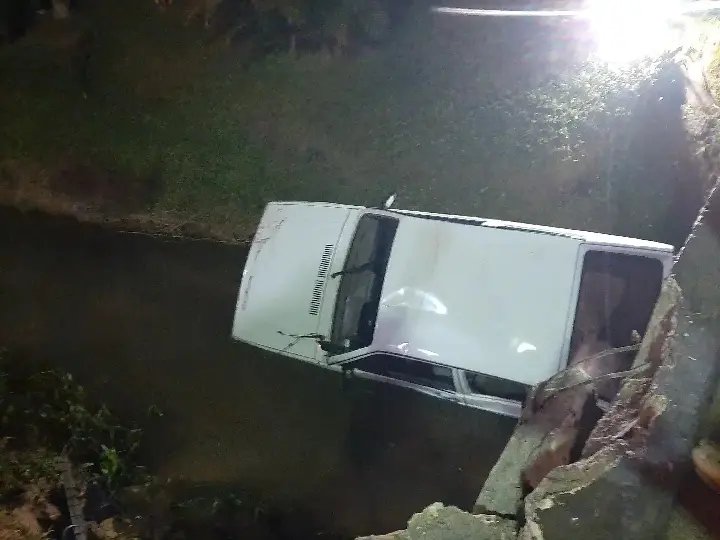 Bombeiros atualizam sobre carro que caiu em córrego