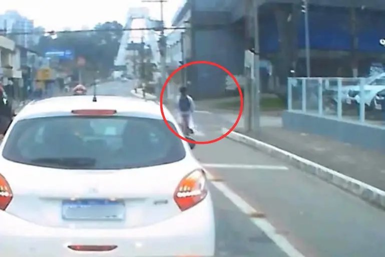 Colisão entre carro e bicicleta deixa jovem ferido no Centro de Brusque
