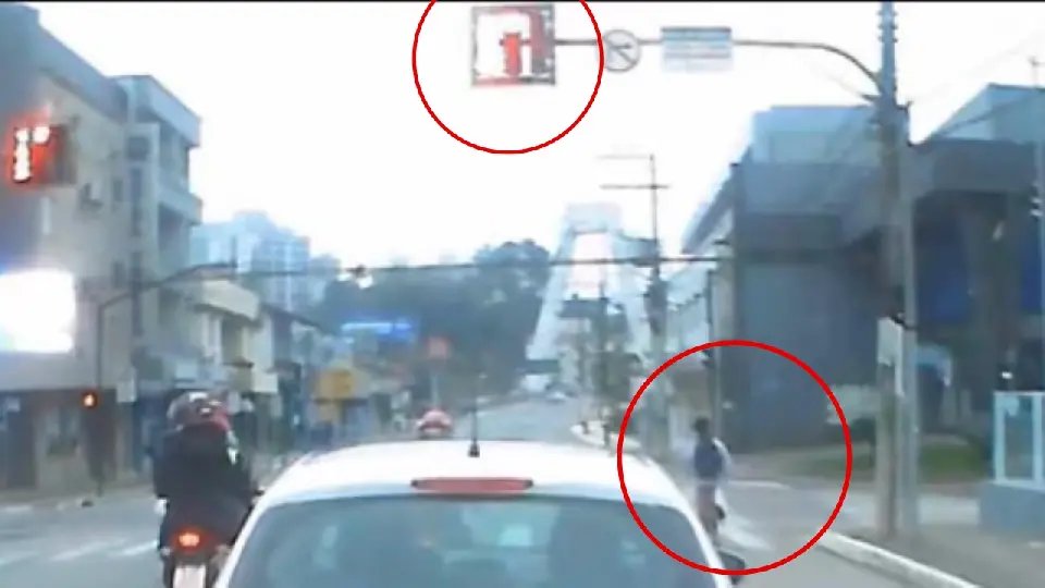 Vídeo flagra momento de colisão entre carro e bicicleta no Centro de Brusque