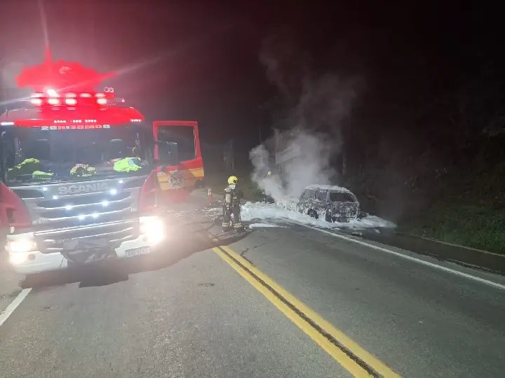 (VIDEO) Carro é completamente destruído pelo fogo no Centro ll
