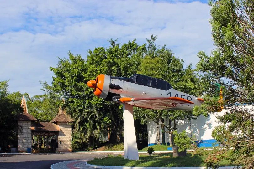 Brusque oficializa restauração do avião da FAB no Parque Leopoldo Moritz
