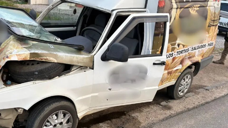 (VIDEO) Motorista colide contra poste e fica ferido no bairro Dom Joaquim