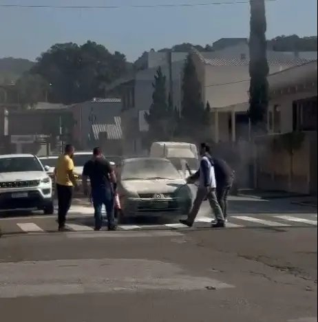 (VÍDEO) Carro pega fogo em via movimentada de Brusque