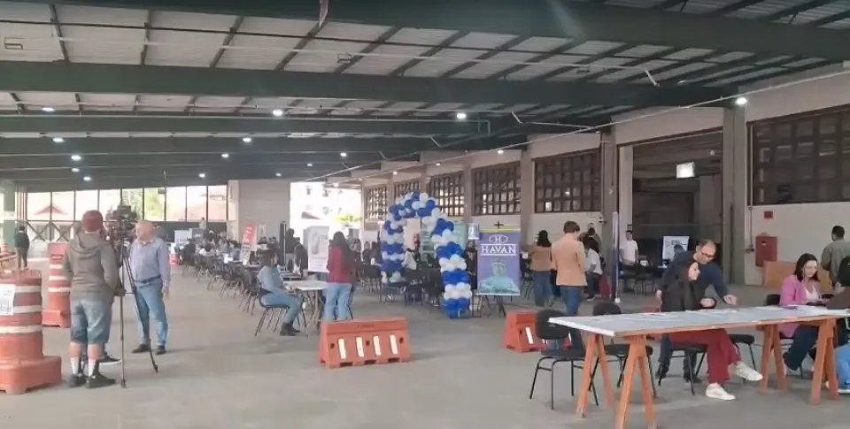 (VÍDEO) Feirão de Empregos reúne mais de 40 empresas no Pavilhão da Fenarreco