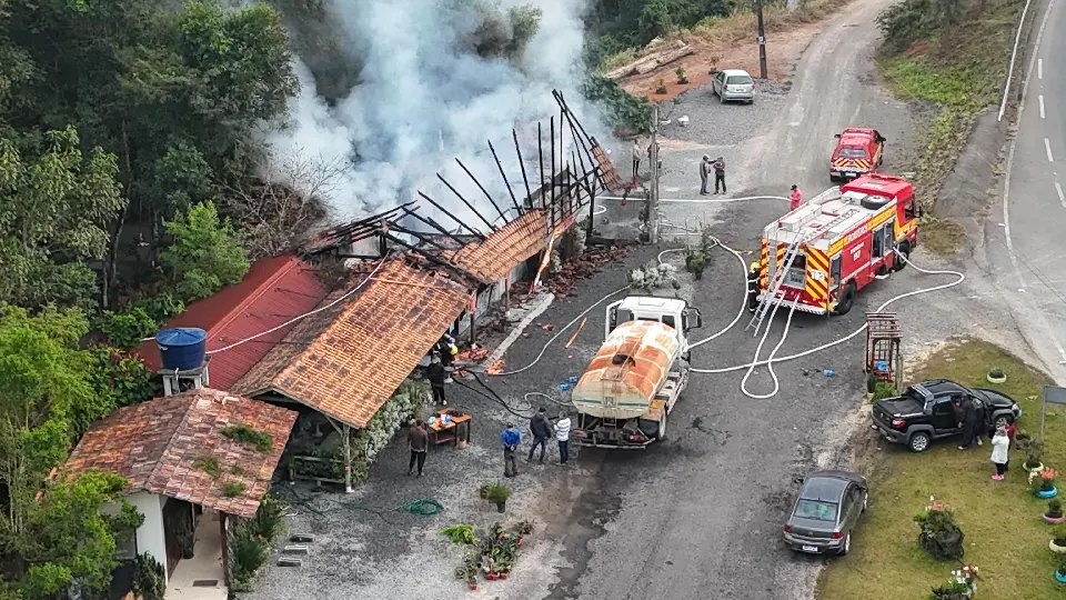 Bombeiros controlam incêndio em estabelecimento comercial após teto desabar