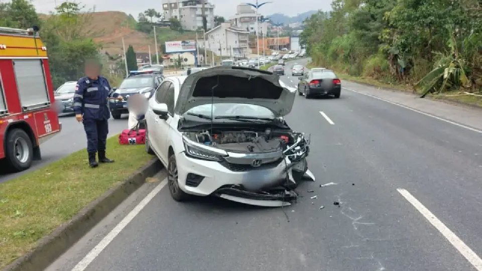 Carro colide contra poste e deixa motorista com fraturas