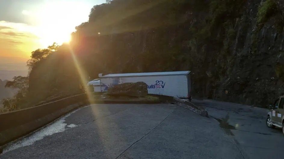 Caminhão tomba na serra do rio do rastro e trânsito fica em meia pista