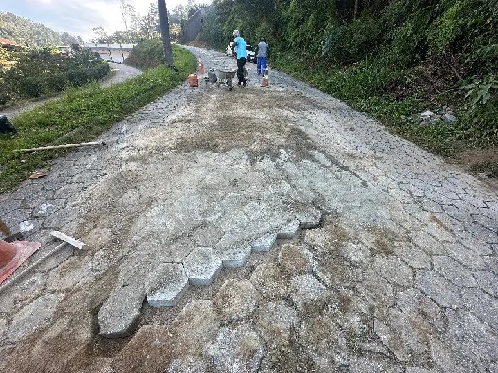 Via no Azambuja passa por recuperação do calçamento