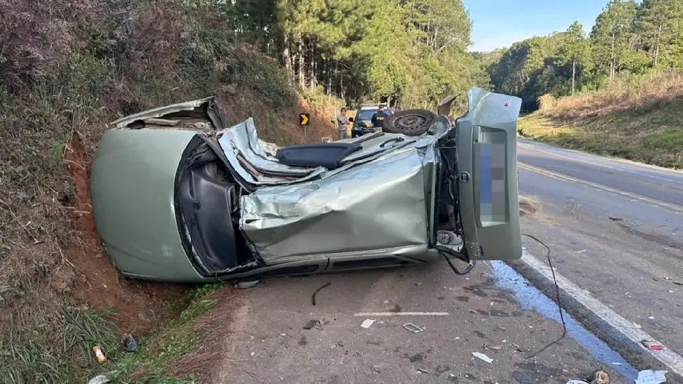Violenta colisão entre carro e carreta deixa motorista ferido em SC