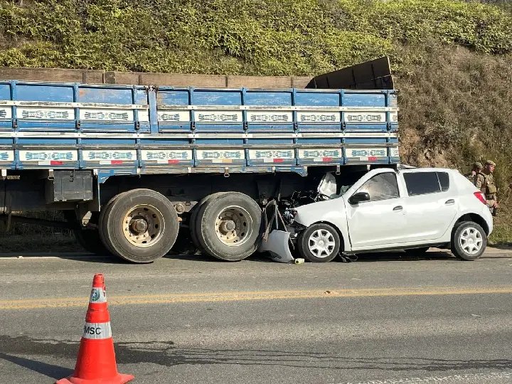 Sandero vai parar embaixo de caminhão após acidente na SC-410