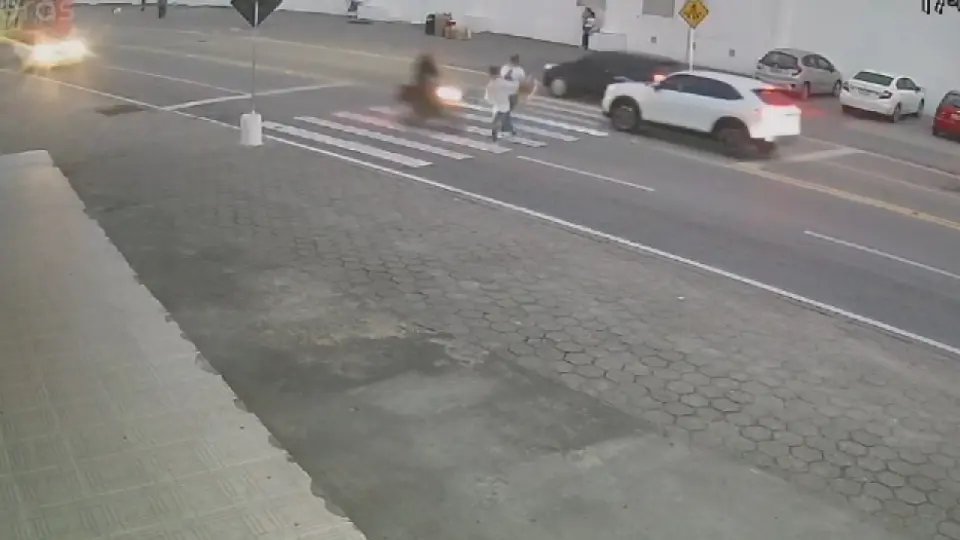 (VÍDEO) Pedestre é atropelado em Brusque e empresários fazem apelo por segurança