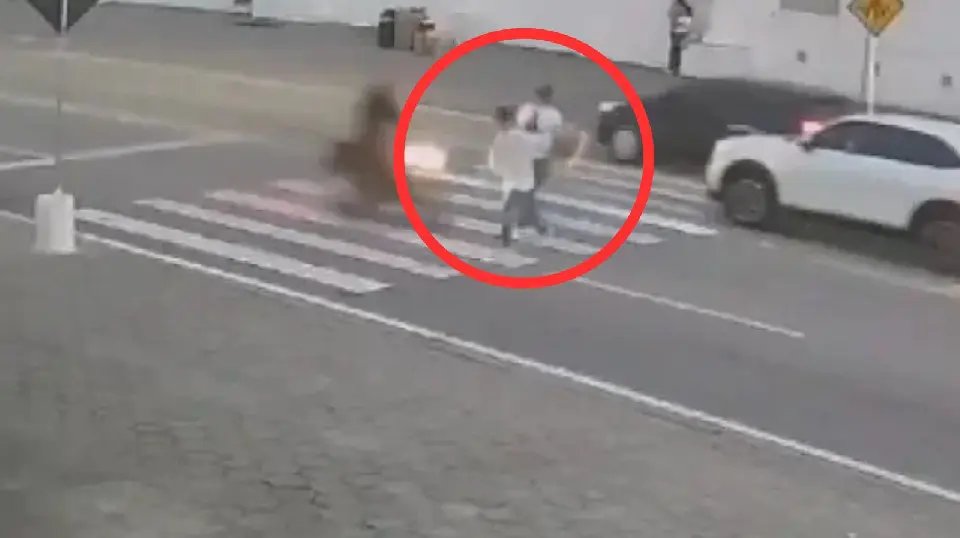 Menino de 12 anos é atropelado por moto enquanto atravessava na faixa 