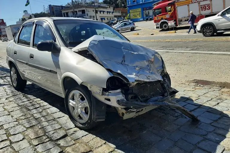Acidente entre carro e caminhão é registrado na Antônio Heil