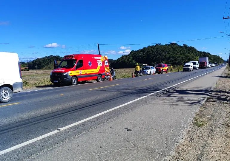 Motociclista fica ferido após colisão com caminhão na Ivo Silveira 