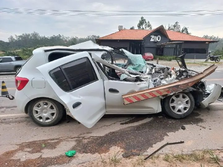 Polícia atualiza dados sobre acidente grave entre carro e caminhão