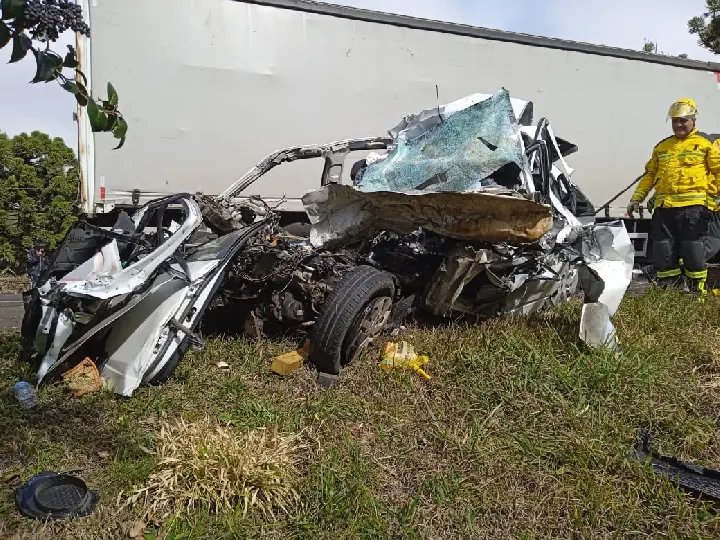 Colisão frontal entre carro e caminhão deixa três mortos em SC