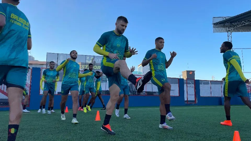 Brusque FC realiza treino tático com foco em bolas paradas