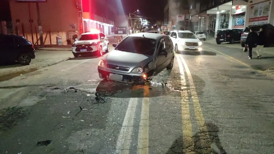 (VÍDEO) Roda se solta após colisão entre carros em Brusque