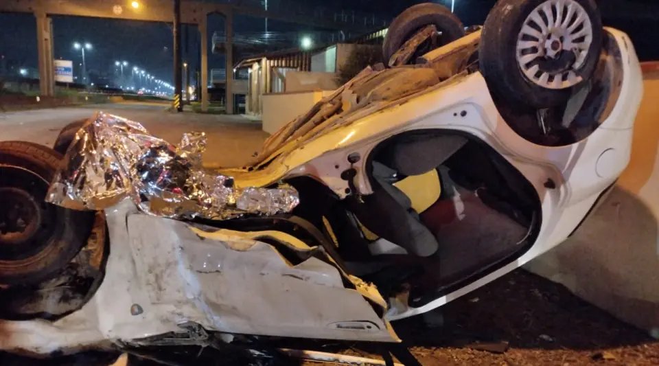 Acidente grave na BR-101 deixa jovem ferido e carro capotado