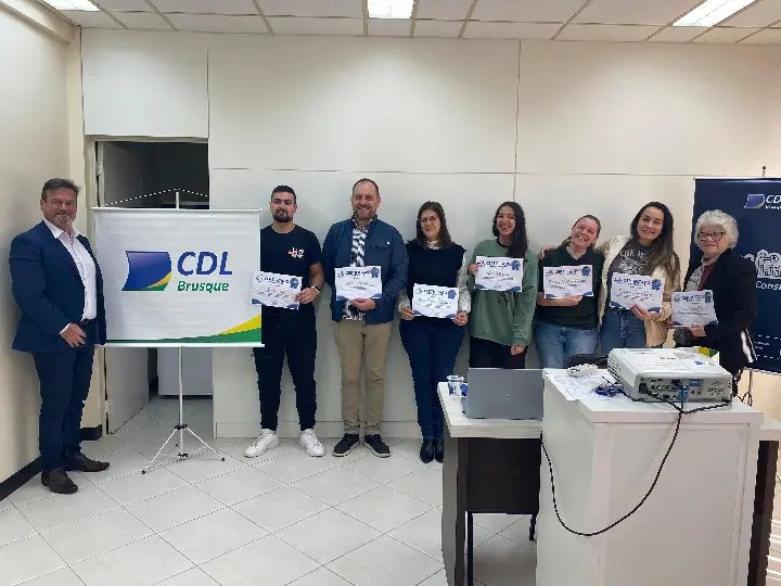 Escola de Vendas da CDL Brusque forma 8ª turma