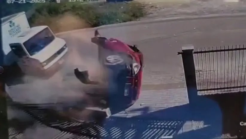 (VÍDEO) Câmera flagra carro capotando após colisão com caminhão em Brusque