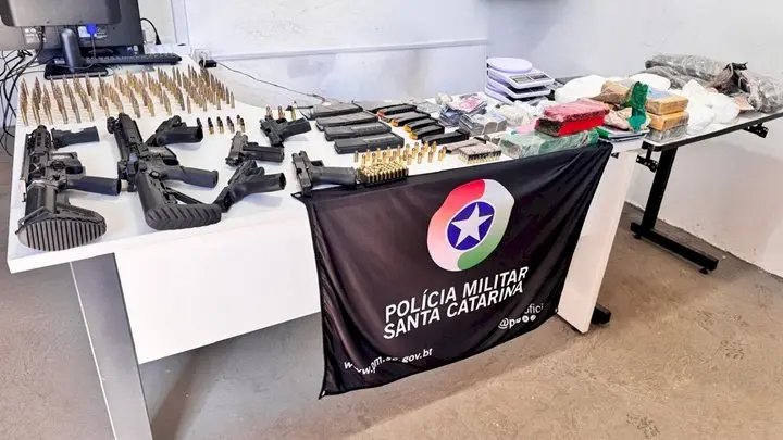 Ação da PM apreende arsenal de guerra e mais de 11 kg de drogas