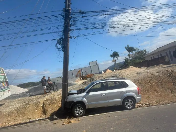 Motorista fica ferido após colidir carro contra poste