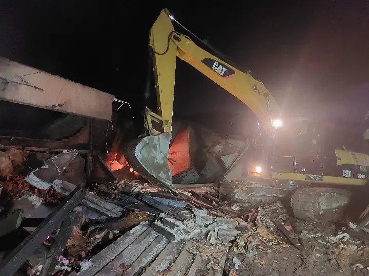 Fogo destrói galpão em Gaspar; operação dos bombeiros durou mais de 9 horas