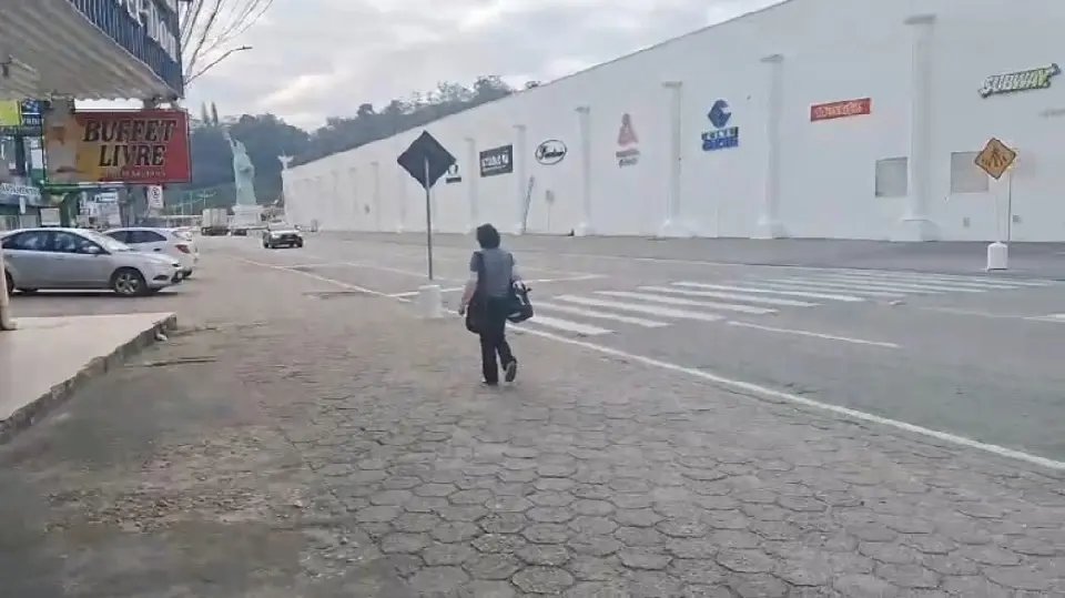 (VÍDEO) “Isso aqui é um perigo!”: Moradores cobram faixa elevada após atropelamento