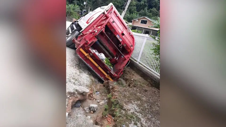 (VÍDEO) Esgoto a céu aberto e buracos colocam moradores em risco no Cedrinho