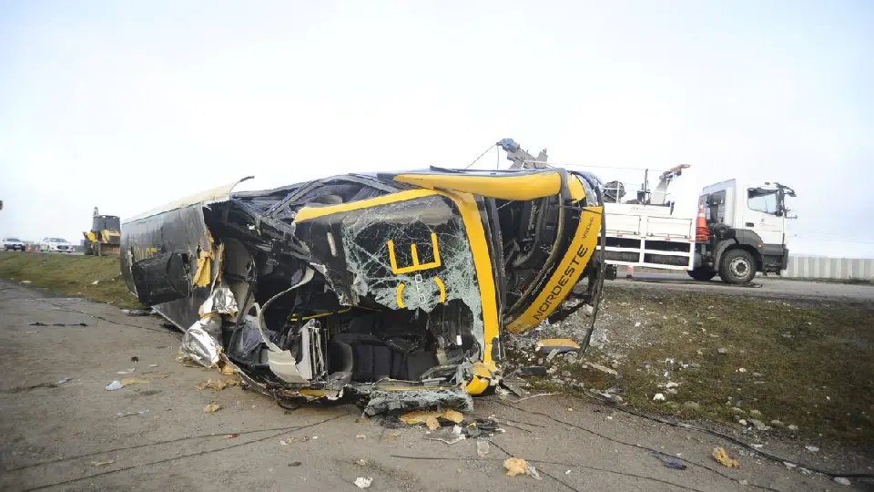 Ônibus de turismo tomba na BR-101 e deixa mortos e feridos