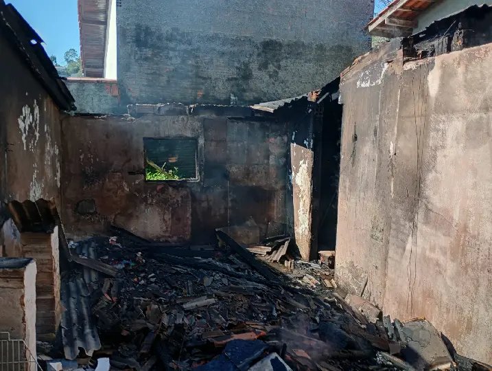 Casa pega fogo e morador fica ferido ao tentar apagar as chamas