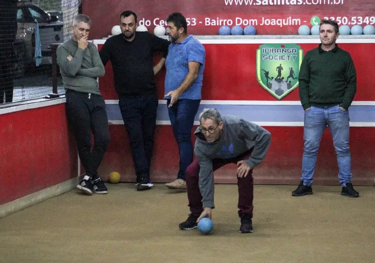 Futsal sênior e bocha vale-tudo agitam arenas esportivas nos Comunitários