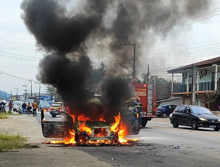(VÍDEO) Fiorino pega fogo e fica destruída em poucos minutos