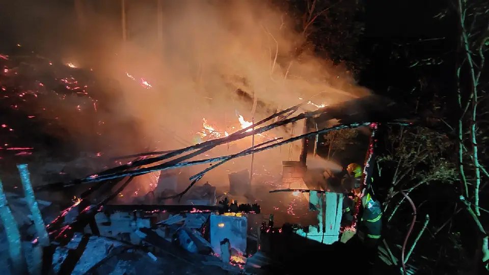 Homem fica ferido após incêndio destruir casa durante a madrugada