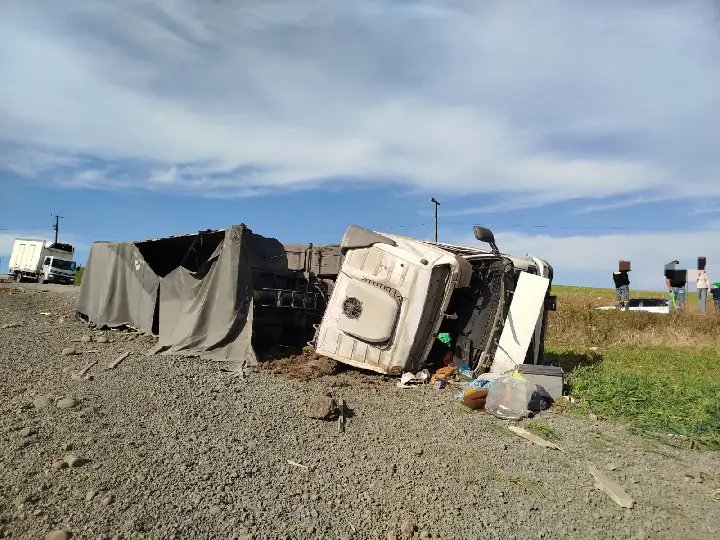 Motorista é lançado para fora da cabine após carreta tombar em SC