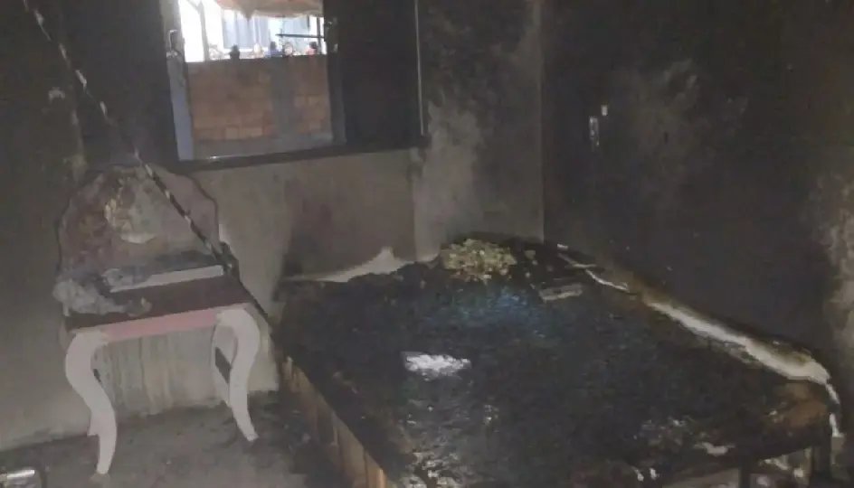 Incêndio destrói quarto após criança brincar com isqueiro em casa
