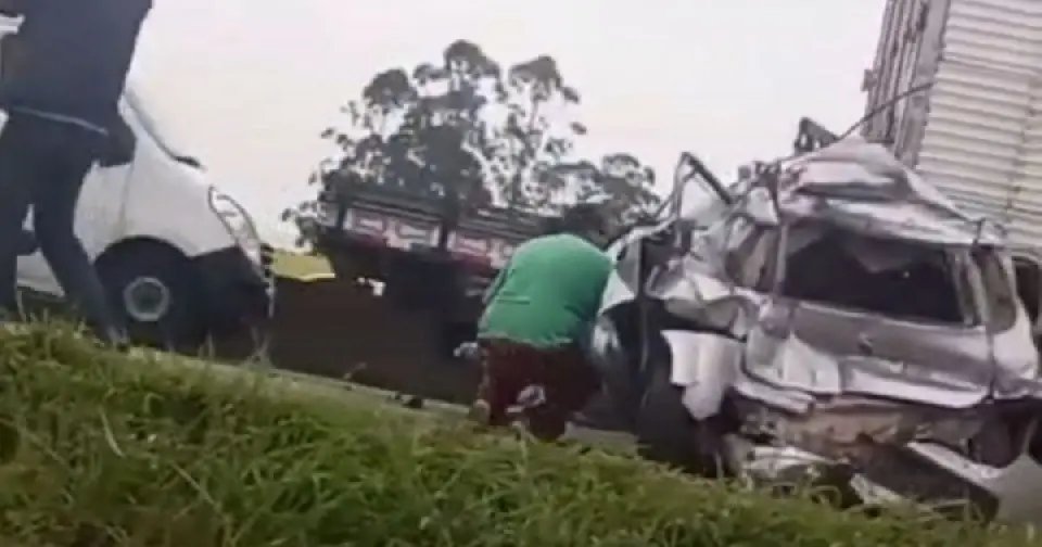Acidente com carreta, carros e caminhões deixa feridos e bloqueia BR-101